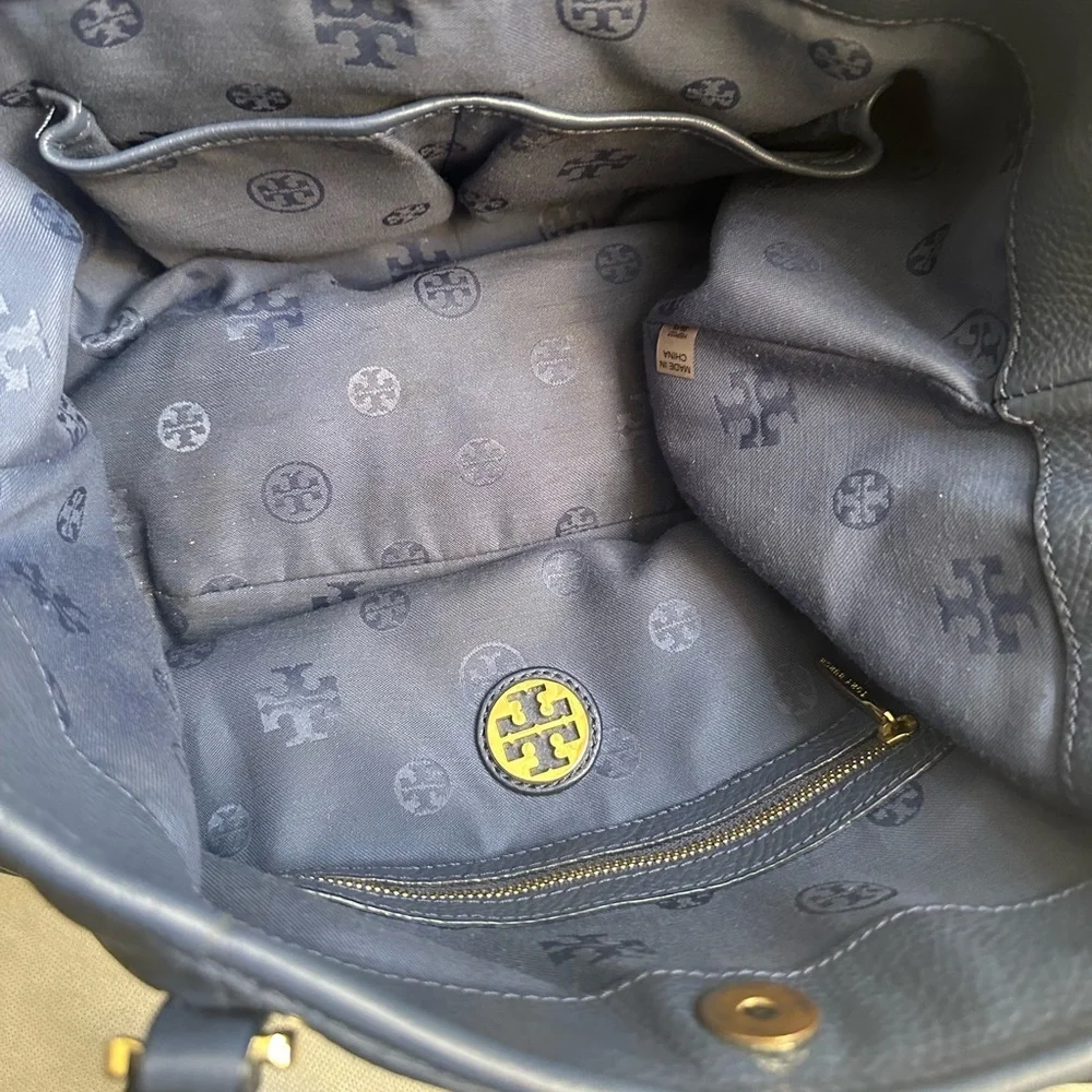 Tory Burch Blue Leather Amanda Handbag/Shoulder Bag.$495